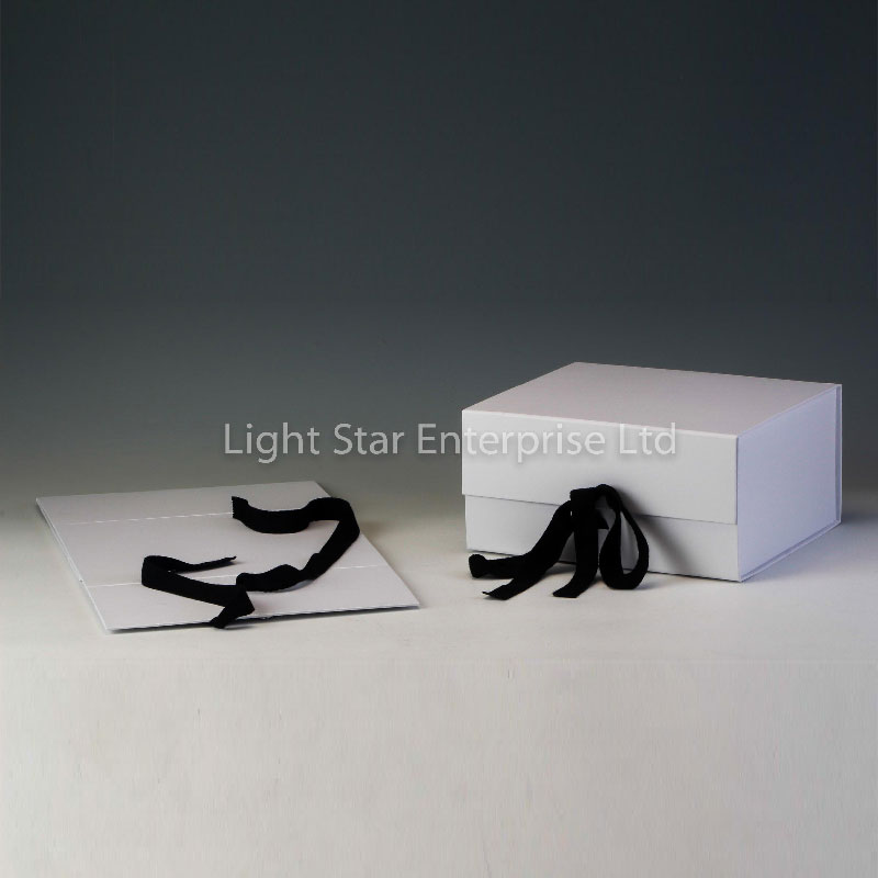 LS31402-White Giftbox with magnet door +Ribbon